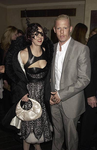 ALEXANDER MCQUEEN L'ENFANT PRODIGE DELLA MODA 4 LONDON - MARCH 19: Designer Alexander McQueen and Isabella Blow attend the Tatler dinner at Floriana, at the Beauchamp place on March 19, 2003. (Photos by Dave Benett)