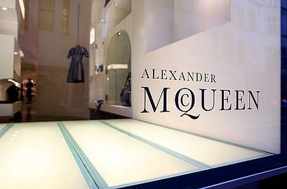 ALEXANDER MCQUEEN L'ENFANT PRODIGE DELLA MODA 9 LONDON, ENGLAND - FEBRUARY 11: A general view of the shop of British Fashion designer Alexander McQueen on February 11, 2010 in London, England. Mr McQueen's office have confirmed that the 40 year old designer was found dead at his London flat this morning. Police have said that his death was not being treated as suspicious. (Photo by Oli Scarff/Getty Images)