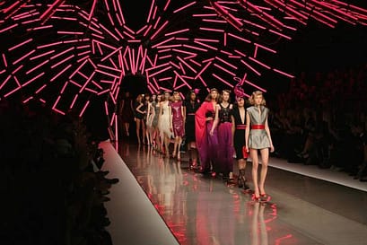 ALEXANDER MCQUEEN L'ENFANT PRODIGE DELLA MODA 8 PARIS - OCTOBER 5: Models walk on the catwalk during the Alexander McQueen Spring/Summer 2008 fashion show at the Salle Marcel Cerdan October 5, 2007 in Paris, France. (Photo by Chad Buchanan/Getty Images)