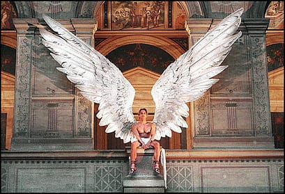 ALEXANDER MCQUEEN L'ENFANT PRODIGE DELLA MODA 6 PARIS, FRANCE: A model with bare torso and giant Icarus feather wings looks down from the first floor balcony of the high-ceilinged hall in the Ecole des Beaux-Arts on Paris' left bank 19 January as a decoration for the Givenchy's spring/summer Haute Couture collections designed by British designer Alexander McQueen. (Photo credit should read PIERRE VERDY/AFP via Getty Images)